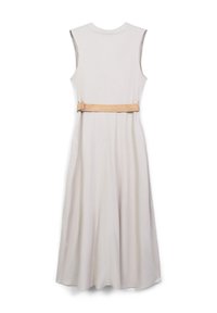 Abito senza maniche, di un grigio chiaro, con una silhouette svasata, dotato di una cintura intrecciata beige in vita e una texture morbida.