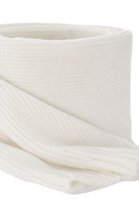 Écharpe tricotée blanche avec une texture en côtes, enroulée soigneusement, mettant en valeur un tissu doux et des bords lisses.