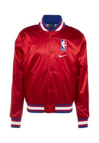 Rote Satin-Bomberjacke mit NBA-Logo und Nike-Swoosh. Mit gestreiftem, blau-weißen Rippkragen und -bündchen, Druckknopfverschluss.