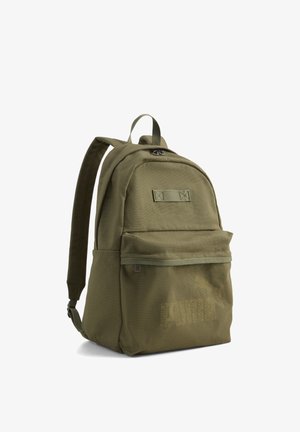 Sac à dos en toile vert olive avec bretelles ajustables, poche avant zippée et impression de logo. Forme rectangulaire avec une texture lisse et une construction robuste.