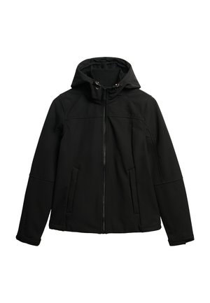 Chaqueta softshell negra con capucha, cierre frontal, dos bolsillos laterales, cordones ajustables en la capucha y cierres de velcro en las muñecas.
