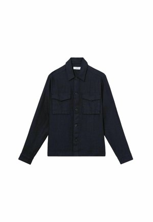Camicia button-up in blu navy scuro con maniche lunghe, due tasche sul petto e colletto strutturato. Realizzata in un tessuto intrecciato testurizzato.