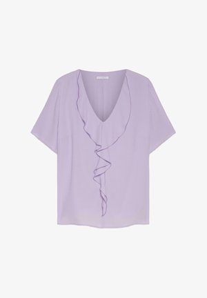 Jasnofioletowa bluzka z krótkim rękawem, głębokim dekoltem w kształcie litery V i falbankami opadającymi wzdłuż środka przodu.