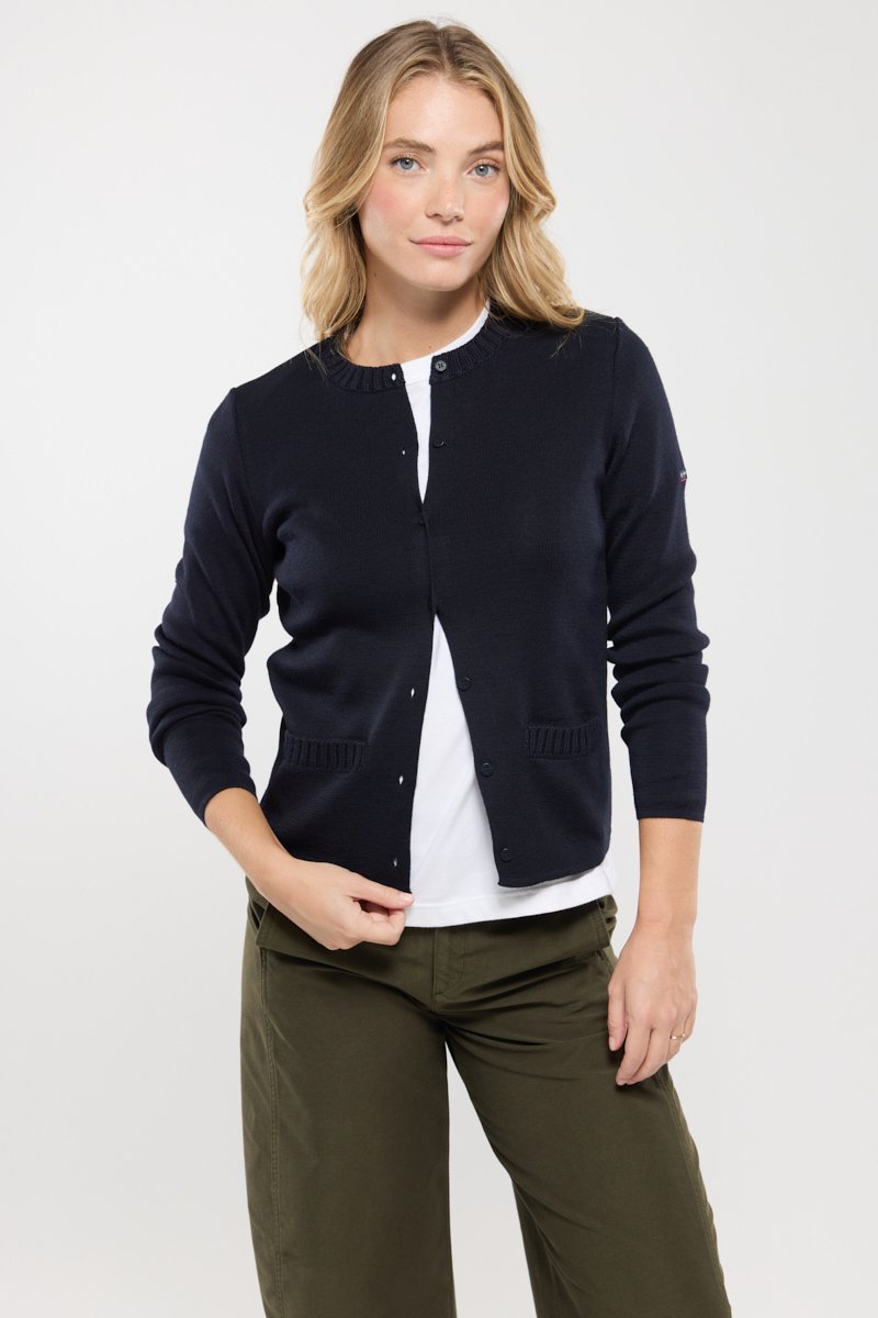 Marineblauwe cardigan met lange mouwen, geribde kraag en manchetten, met een knoopsluiting en twee voorzakken.