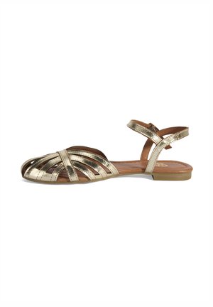 Metallisch gouden sandalen met banden, open teen, verstelbare enkelband en platte zool; synthetisch bovenmateriaal met een zachte textuur en een bruine binnenzool.