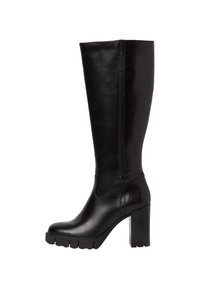 Botas negras hasta la rodilla de cuero suave, con un tacón ancho y una suela de goma texturizada con un borde acanalado para mayor tracción.