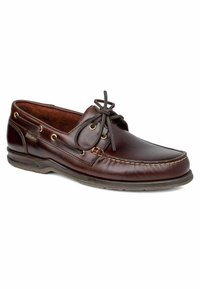 Zapato moccasin de cuero marrón con punta redondeada, costuras decorativas, diseño de cordones y ojales de metal. Presenta una suela de goma moldeada.