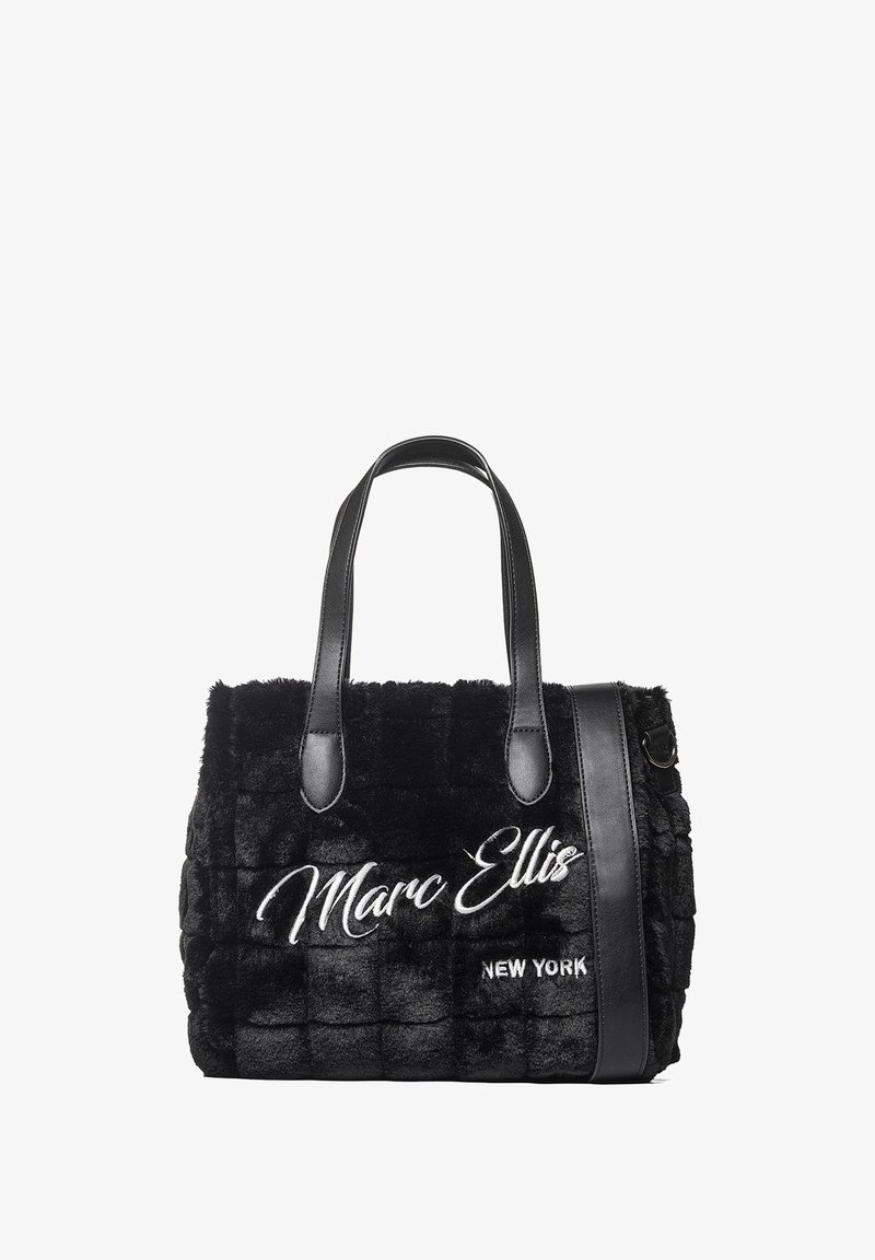 Zwarte handtas van nepbont met een doorgestikte textuur, zwarte leren handvatten en een schouderriem. Voorzien van witte borduursels met de tekst "Marc Ellis NEW YORK".