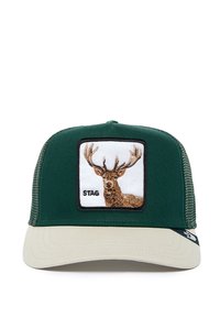 Zaļš cepures ar bežīgu malu, ar centrā izšūtu kvadrātveida patch ar staga galvu un vārdu "STAG" zem tā. Aizmugurē ir siets.