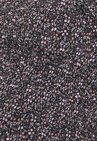 Tecido preto com um padrão floral apresentando flores rosa e brancas, texturizado com um design franzido para um detalhe adicional.