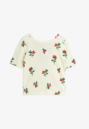 Camisa de manga corta de color crema con escote redondeado, que presenta un patrón de fresas rojas y hojas verdes en toda la prenda. Material de algodón suave.