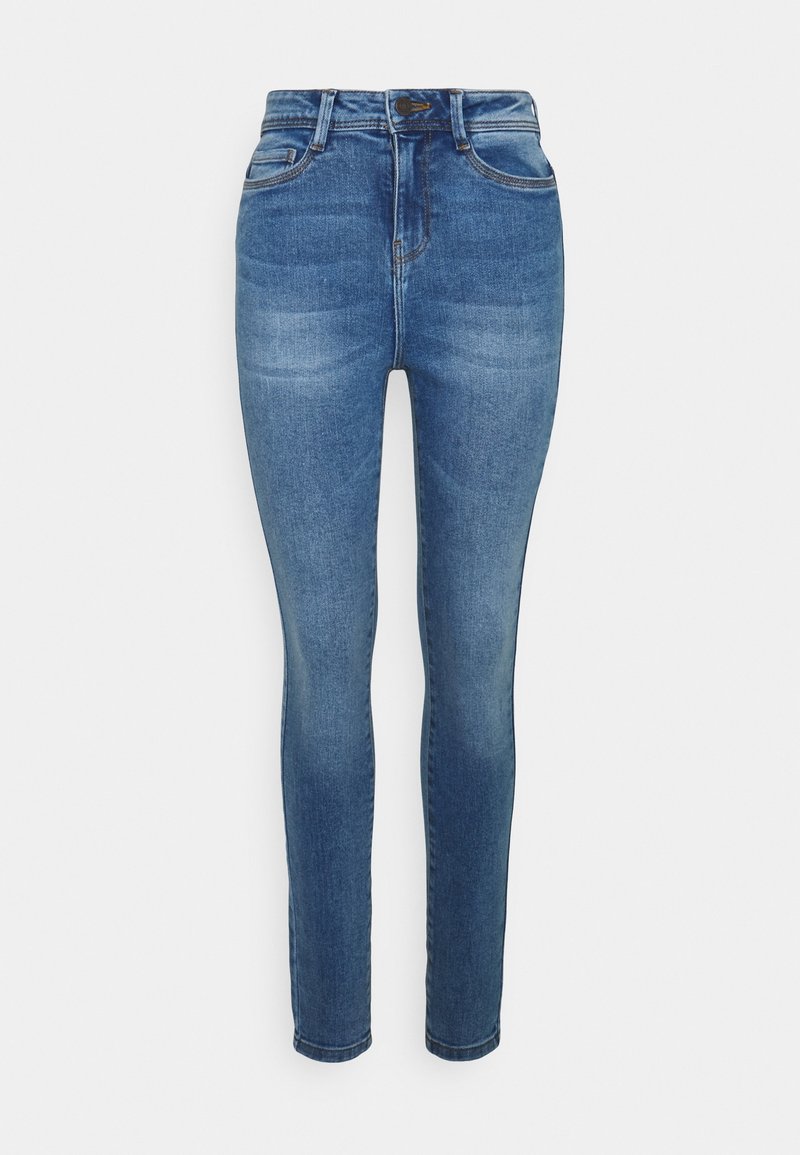 Jean skinny taille haute bleu avec poches avant, passants de ceinture, fermeture à bouton et légères décolorations sur les cuisses et les genoux.