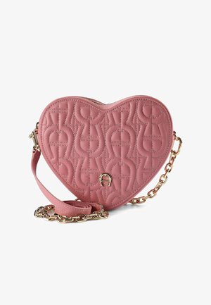 Borsa a forma di cuore rosa in pelle trapuntata, con tracolla a catena dorata e dettaglio del logo. Texture liscia con motivo di cuciture prominenti.