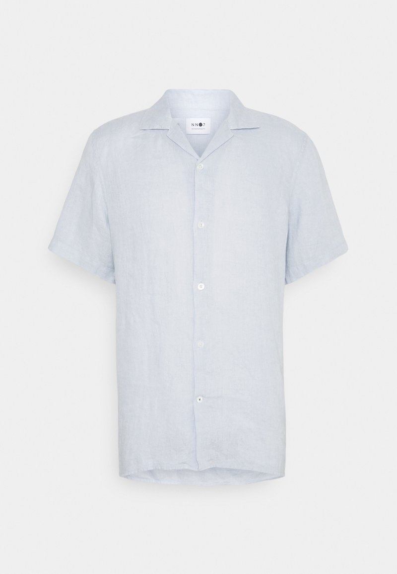 Chemise en lin bleu clair à manches courtes avec un col camp et cinq boutons blancs sur le devant, sur un fond uni.