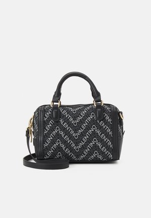 Sac à main noir Valentino avec motif diagonal du logo blanc, deux poignées courtes, une longue bandoulière et des accents en métal doré.