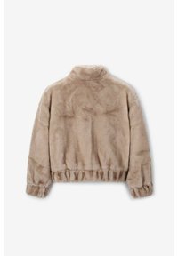 Veste en fausse fourrure beige avec un col haut, un ourlet froncé et des poignets élastiques, présentant une texture douce et une finition pelucheuse.