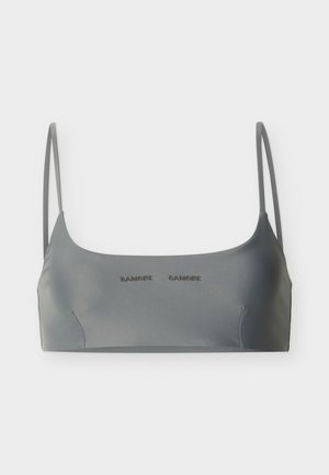 Szürke crop top vékony vállpántokkal, a közepén finoman nyomtatva kétszer a "SAMSOE" márkanév.