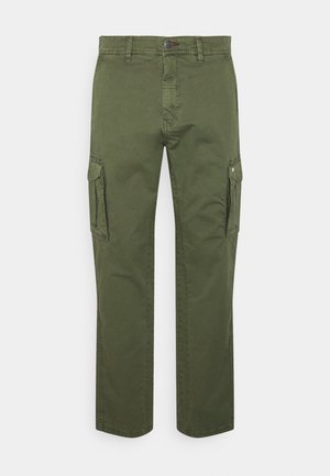 Pantalon cargo vert olive, avec une coupe droite, des poches latérales et une fermeture à bouton à la taille. Texture lisse, matériau durable.
