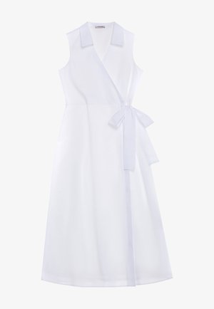 Biała, bezrękawnikowa sukienka kopertowa z kołnierzykiem, wiązana w talii, o zwiewnej sylwetce, wykonana z lekkiego materiału.