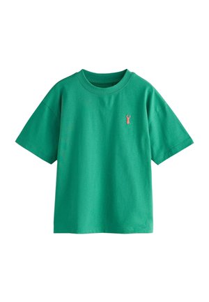 T-shirt di cotone verde con maniche corte, collo rotondo e un piccolo ricamo rosa a forma di aragosta sulla parte sinistra del petto.