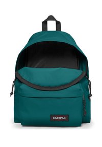 Mochila Eastpak color verde azulado, hecha de un tejido duradero, con un bolsillo frontal con cremallera, correas ajustables negras y un asa en la parte superior. Diseño de apertura superior.