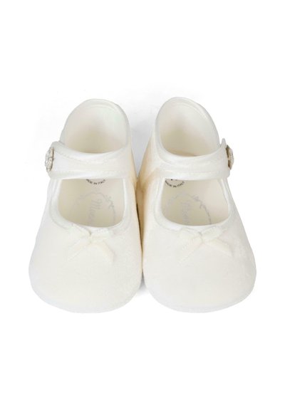 Scarpe per bambini in tessuto bianco con una fascia in raso, decorate con una fibbia di strass, caratterizzate da un piccolo fiocco sulla parte anteriore. Design morbido e arrotondato.