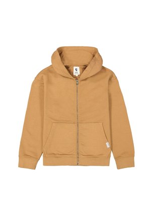 Sudadera con cremallera de color beige hecha de un tejido suave, con una capucha amplia, bolsillos frontales y una etiqueta en el lado inferior izquierdo. Textura suave.