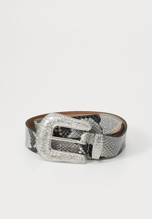 Ceinture en cuir de serpent noir et gris avec boucle en argent ornée de style western, passant et extrémité présentant des motifs floraux gravés et de petites clous.
