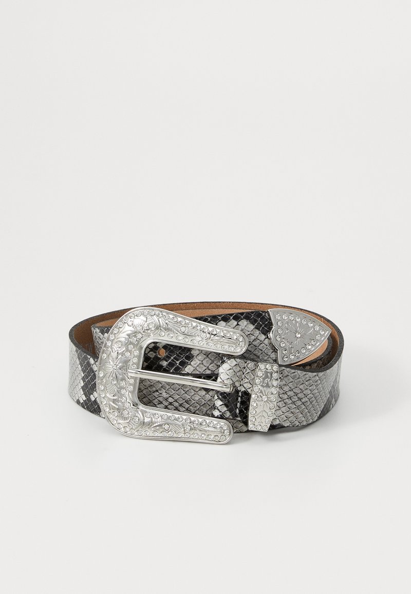 Ceinture en cuir de serpent noir et gris avec boucle en argent ornée de style western, passant et extrémité présentant des motifs floraux gravés et de petites clous.