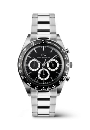 Reloj de pulsera cronógrafo de metal plateado con esfera negra, tres subesferas, bisel taquimétrico y correa de acero inoxidable.