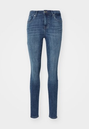 Jeans slim fit a vita media in denim blu scuro. Presentano cinque tasche, chiusura con bottone e una leggera sfumatura per texture.