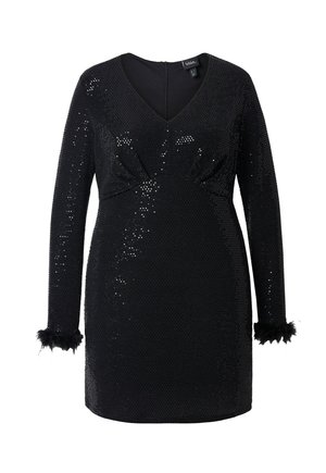 Abito nero di paillettes con scollo a V profondo, maniche lunghe con polsini in pelliccia sintetica e silhouette aderente che enfatizza il punto vita.