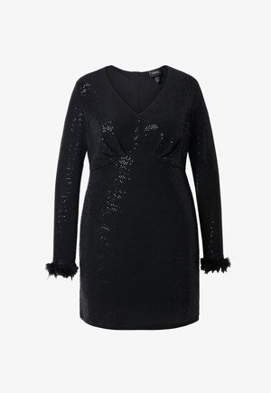 Czarna sukienka z cekinami, z głębokim dekoltem w kształcie V, długimi rękawami z sztucznym futrem na mankietach oraz dopasowaną sylwetką podkreślającą talię.