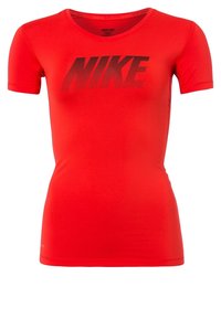 Punainen Nike Pro lyhythihainen t-paita pyöreällä kaula-aukolla, valmistettu sileästä kankaasta, jossa on suuri musta "NIKE" -logo rinnan kohdalla.