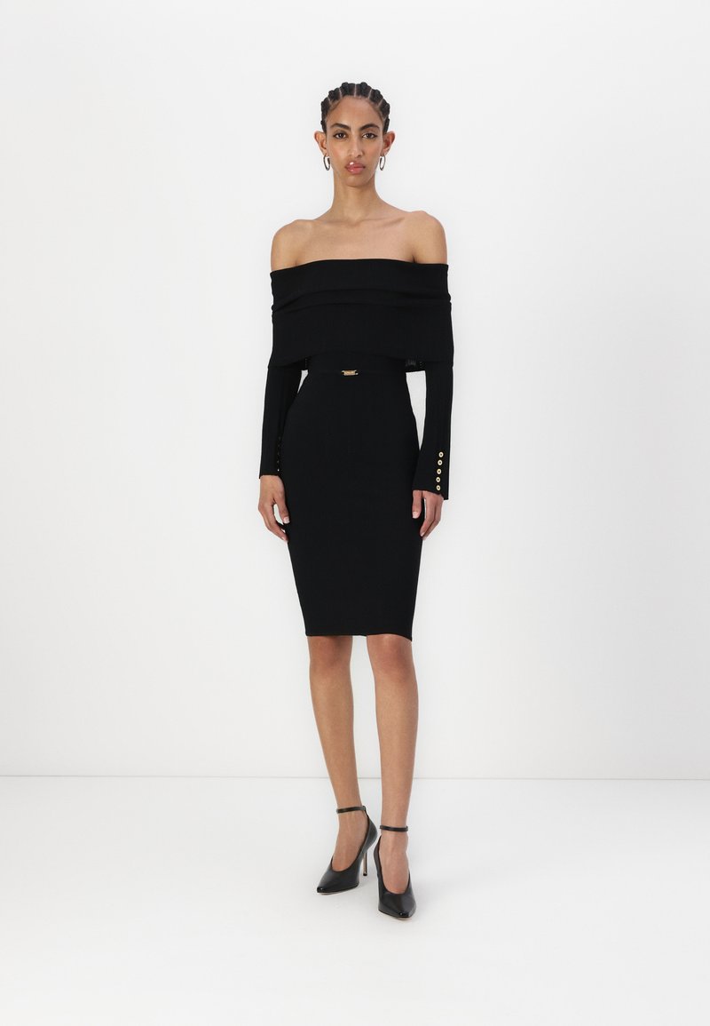 Melna off-shoulder pieguļoša kleita ar garām piedurknēm, strukturēta auduma, elegants siluets un zelta pogu akcents pie piedurkņu galiem.