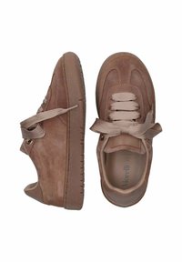 Sneaker in suede marrone con punta arrotondata, superficie testurizzata, lacci frontali e suola in gomma a contrasto. Presenta soletta imbottita e dettagli di cucitura.