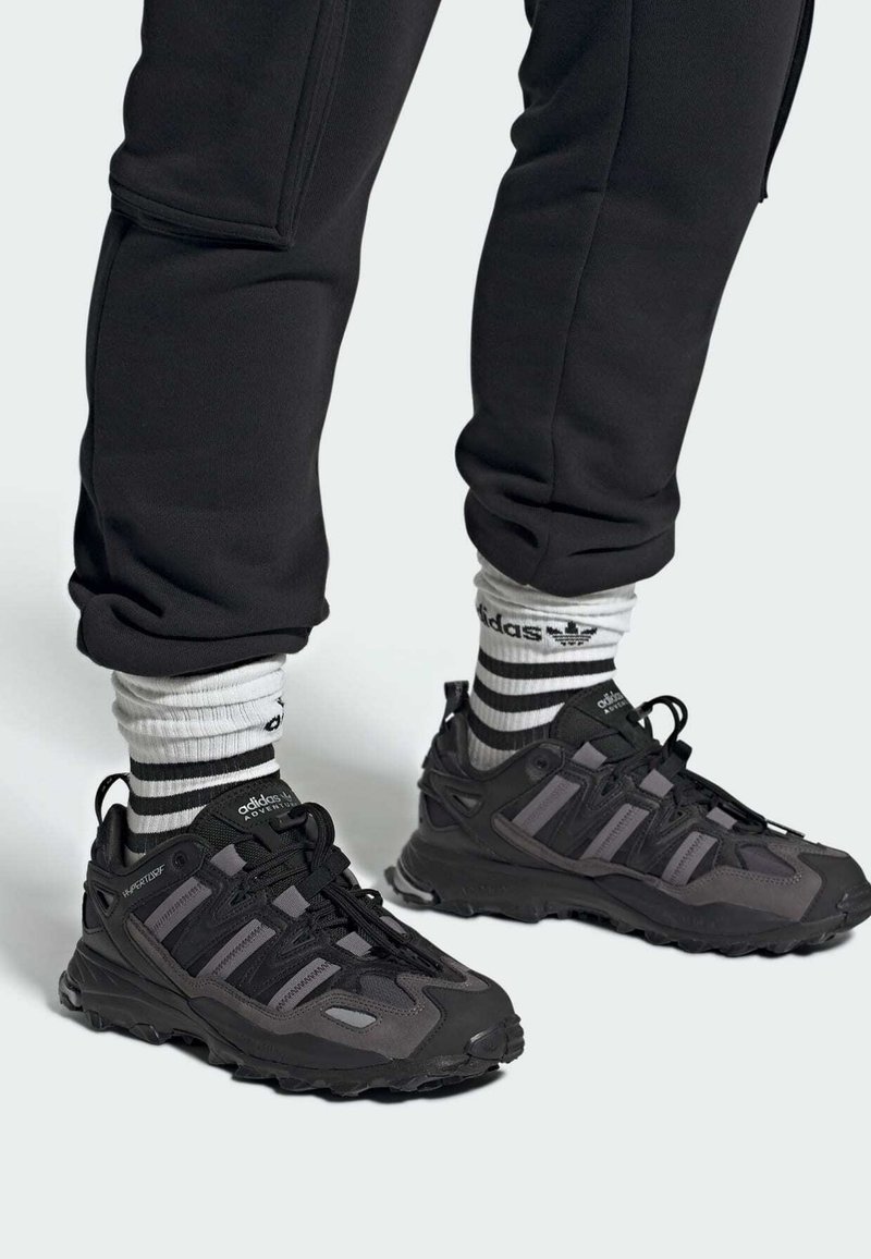 adidas Originals - HYPERTURF ADVENTURE UNISEX - Baskets basses - core black   silver metallic   trace grey, Agrandir