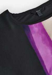 Svart topp med rund halsringning som har lila, rosa och beige abstrakta färgblock. Slät textur, lättviktsmaterial. Varumärkesetikett synlig.