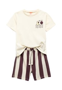 Hellbeige Baumwoll-T-Shirt mit kurzen Ärmeln, das ein Grafikmotiv mit Welle und Surfbrett zeigt. Kombiniert mit rot-creme gestreiften Shorts mit elastischem Bund.