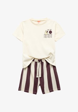 Hellbeige Baumwoll-T-Shirt mit kurzen Ärmeln, das ein Grafikmotiv mit Welle und Surfbrett zeigt. Kombiniert mit rot-creme gestreiften Shorts mit elastischem Bund.