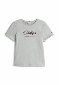 Grå bomulds T-shirt med korte ærmer, der har et maroon kursiv "Hilfiger" logo og teksten "Columbus Ave. N.Y.C." Rund halsudskæring, afslappet pasform.