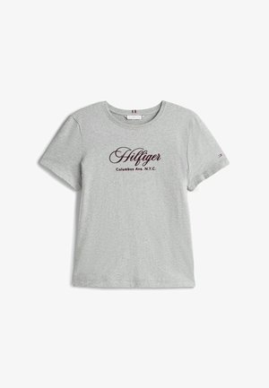 Grijze katoenen T-shirt met korte mouwen, voorzien van een bordeauxrode cursieve "Hilfiger" logo en de tekst "Columbus Ave. N.Y.C." Ronde halslijn, casual pasvorm.