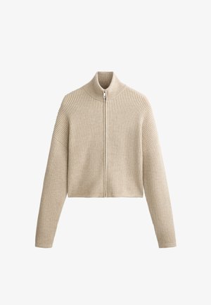 Beige Cropped-Sweater aus Rippstoff, mit hohem Kragen und Frontreißverschluss, breiten Ärmeln und strukturiertem Finish.
