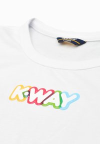 T-shirt bianco in cotone con un logo "K-WAY" multicolore e lucido in un carattere giocoso e simile a delle bolle. Collo rotondo con etichetta del marchio.
