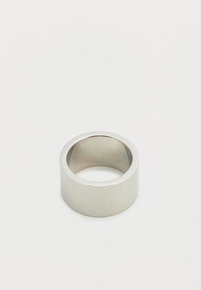 Ευρεία ασημένια μεταλλική βέρα με λεία, γυαλιστερή επιφάνεια. Διαθέτει κυλινδρικό σχήμα και συμπαγές, ματ εσωτερικό.