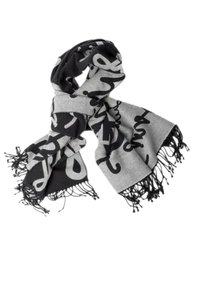 Sciarpa nera e grigia con frange. Il design presenta un grande motivo astratto in nero su sfondo grigio chiaro. Realizzata in tessuto morbido.