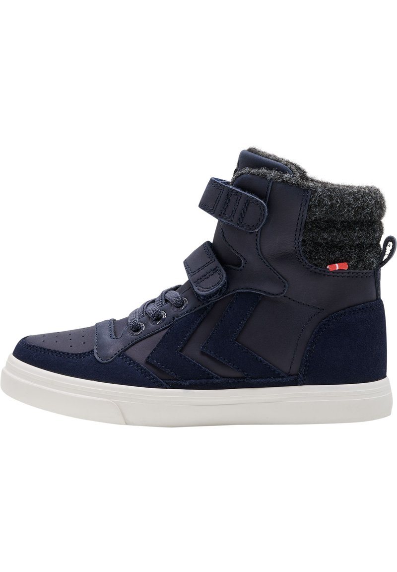 Scarpe alte navy con tomaia sintetica, camoscio testurizzato e colletto peloso. Presentano due pratiche cinghie in Velcro, lacci e suola in gomma bianca.