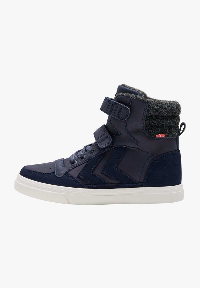 Marineblaue High-Top-Schuhe mit synthetischem Obermaterial, strukturiertem Wildleder und flauschigem Kragen. Ausgestattet mit doppelten Klettverschlüssen, Schnürsenkeln und einer weißen Gummisohle.