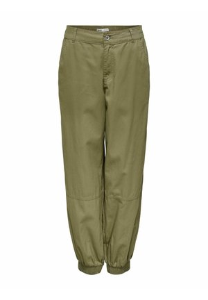 Pantalones de corte relajado en verde oliva, fabricados con tela liviana. Presentan puños elásticos, bolsillos laterales y cierre frontal con botón.