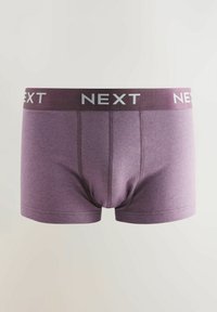 Mörklila boxerkalsonger med ett grått elastiskt midjeband där varumärkesnamnet "NEXT" upprepas. Mjuk, slät tyg utan synliga mönster.